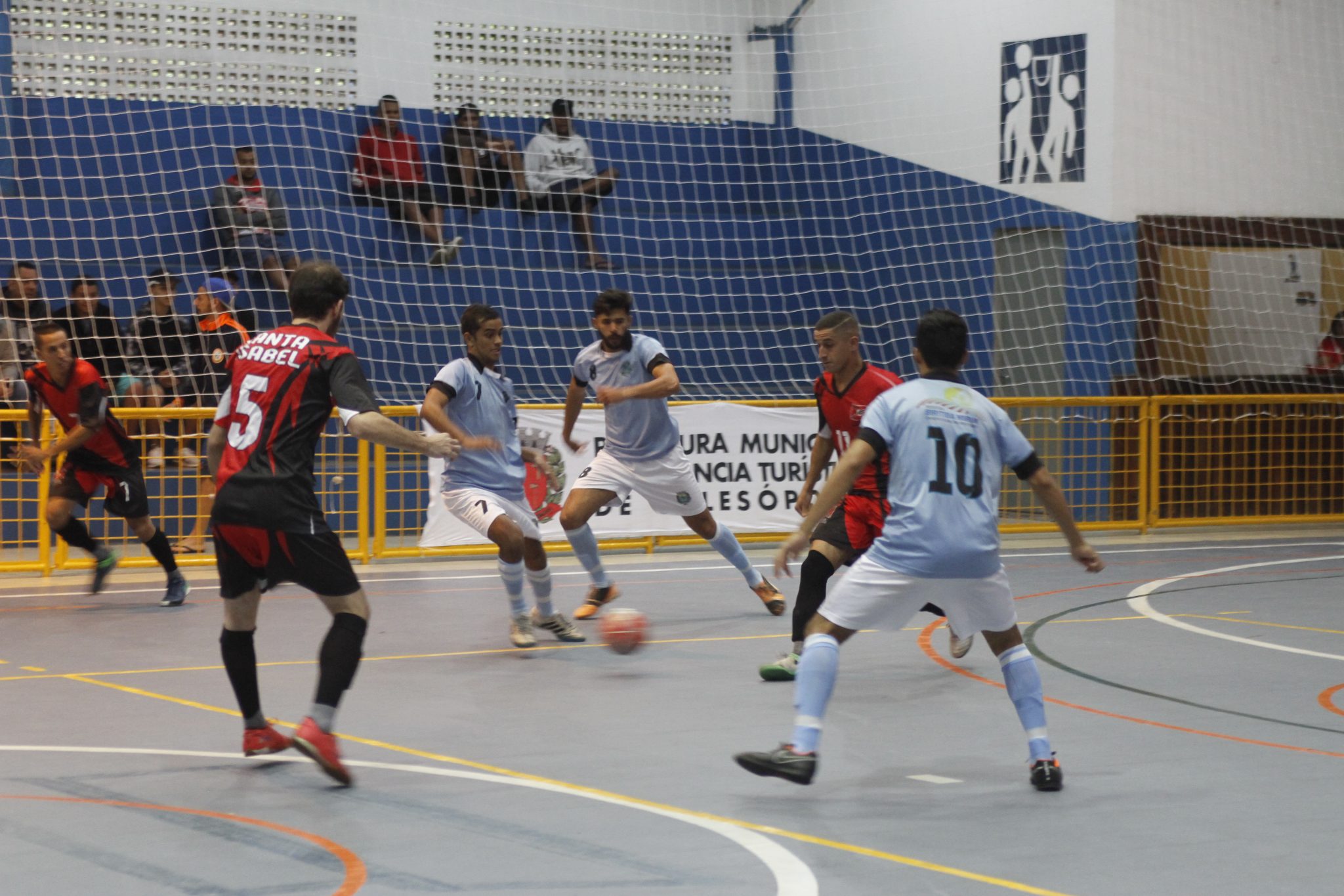 Você está visualizando atualmente Definidos os semifinalistas da Taça Condemat de Futsal