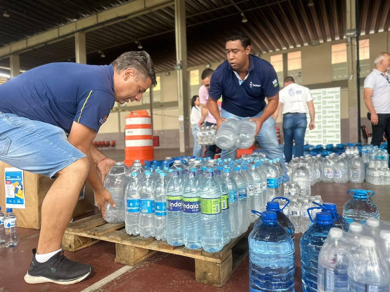 Leia mais sobre o artigo <strong>Ação solidária do CONDEMAT encaminha mais de 3 mil litros de água para o Litoral Norte</strong>